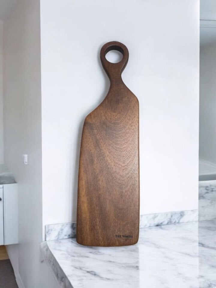 Saplı Koyu Ceviz Kesme Tahtası Peynir şarap Sunum Mdl 18 Tek Parça 48 Cm Masif Ahşap Eksiz Saplı Koyu Ceviz Kesme Tahtası Peynir şarap Sunum Mdl 18