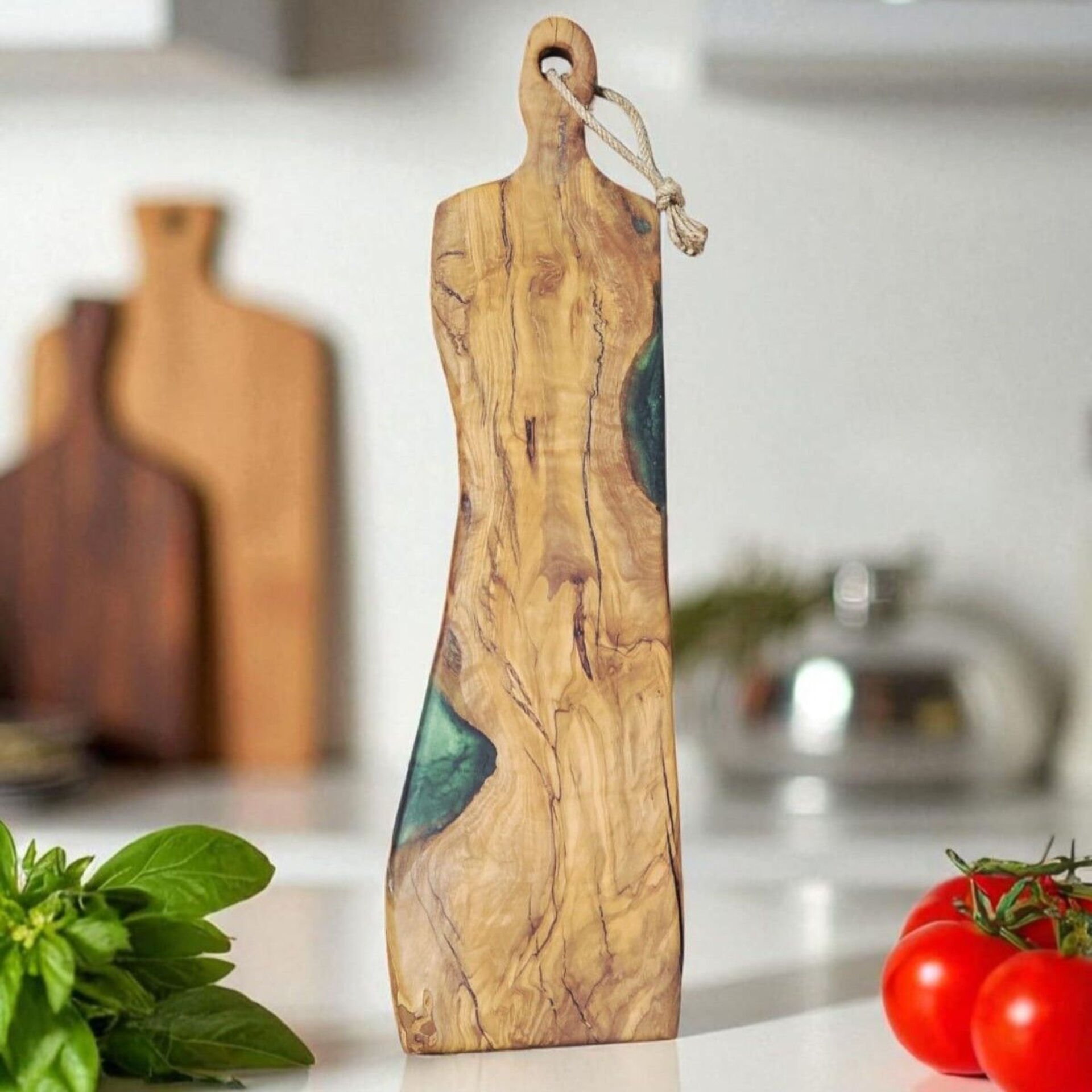 50 x 11 cm Doğal Zeytin Ağacı yeşil epoksi dolgulu saplı kesme sunum tahtası