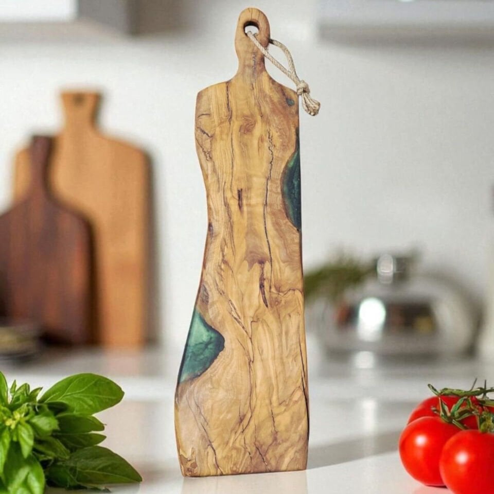 50 x 11 cm Doğal Zeytin Ağacı yeşil epoksi dolgulu saplı kesme sunum tahtası