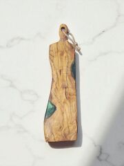 50 x 11 cm Doğal Zeytin Ağacı yeşil epoksi dolgulu saplı kesme sunum tahtası